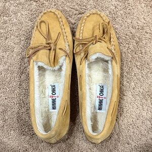 Minnetonka Women's Light Brown Faux Fur Lined Moccasins
